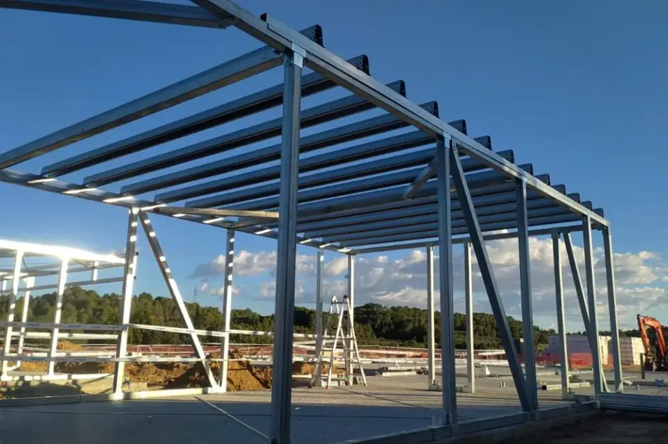 Cubierta industrial metálica de panel sándwich sobre estructura de acero galvanizado