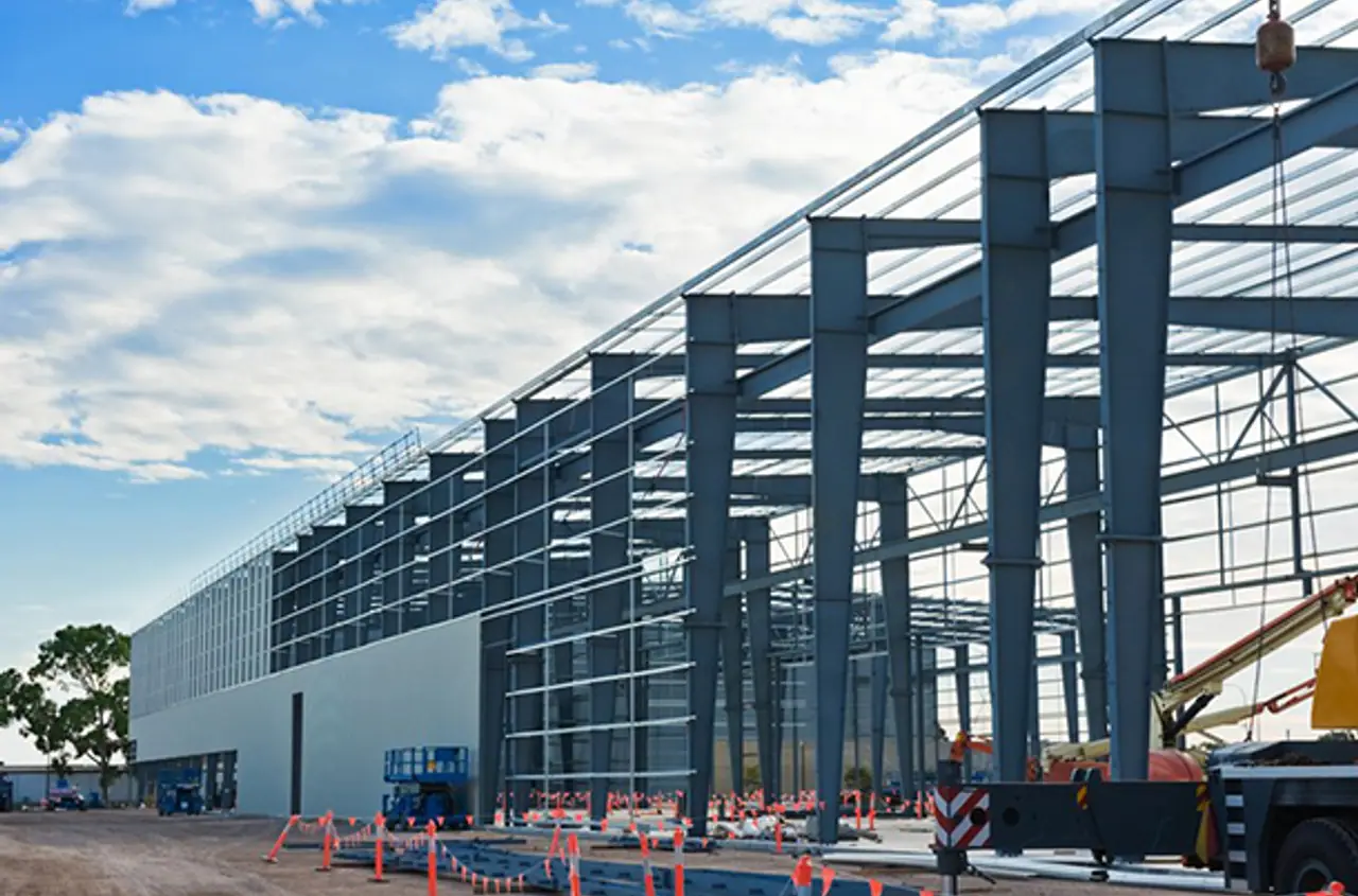 Nave industrial con estructura metálica de acero de sección variable en construcción