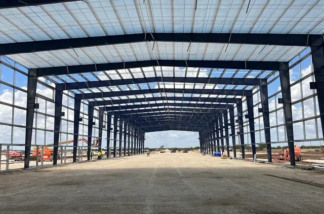 Nave logística de estructura metálica con pórticos de acero